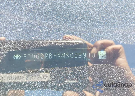 2021 Toyota Highlander Xle z USA, uszkodzony, nr VIN 5TDGZRBHXMS069910